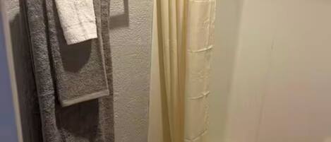 Secadora de cabello, toallas, jabón, papel de baño