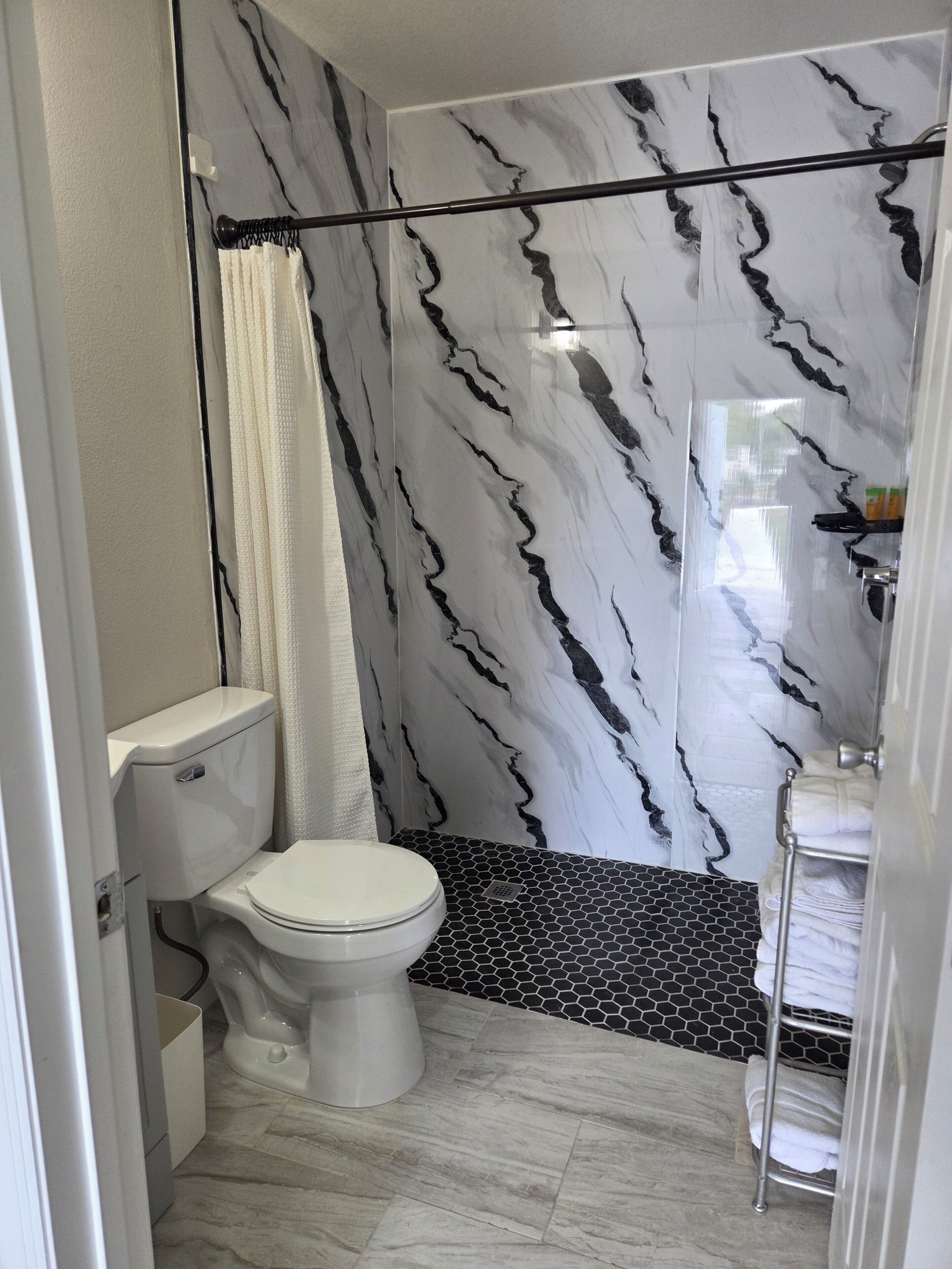 Dusche, Handtücher, Seife, Toilettenpapier