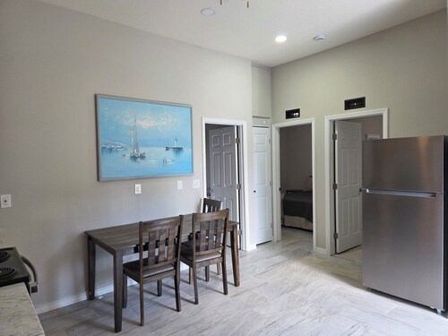 2-bedroom villa in tranquil Tampa with cool AC breeze