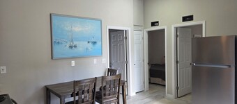 2-bedroom villa in tranquil Tampa with cool AC breeze