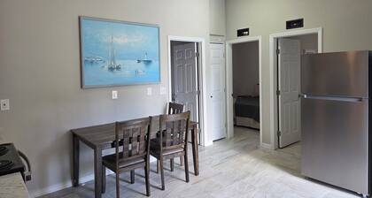 2-bedroom villa in tranquil Tampa with cool AC breeze