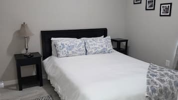 Een strijkplank/strijkijzer, wifi, beddengoed