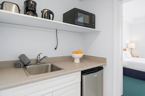 Microwave, coffee/tea maker, toaster, cookware/dishes/utensils - Serene 1BR Retreat with Mountain Views (Canmore)