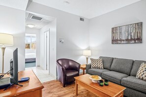 TV - Serene 1BR Retreat with Mountain Views (Canmore)