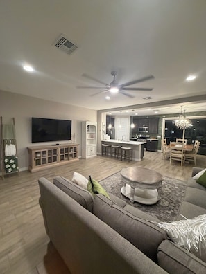 Living area - Beautiful 3-bedroom house in delightful Queen Creek (Queen Creek)