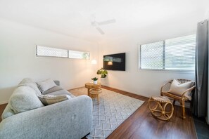 TV - North Ward Coastal Retreat Near The Strand (North Ward)