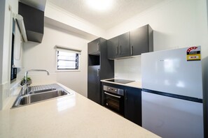 Private kitchen - North Ward Coastal Retreat Near The Strand (North Ward)
