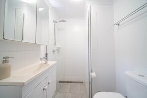 Bathroom - North Ward Coastal Retreat Near The Strand (North Ward)