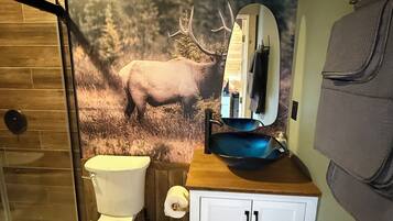 Dusch, hårtork, handdukar och tvål