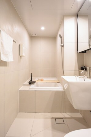 Hair dryer, slippers, towels, shampoo - Yul Hotel (Seoul)