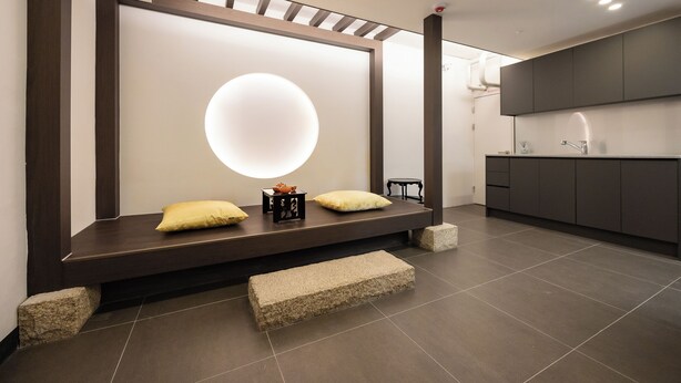 A modern bathroom with a large mirror, bench seating, and a minimalist design. - Yul Hotel (Seoul)