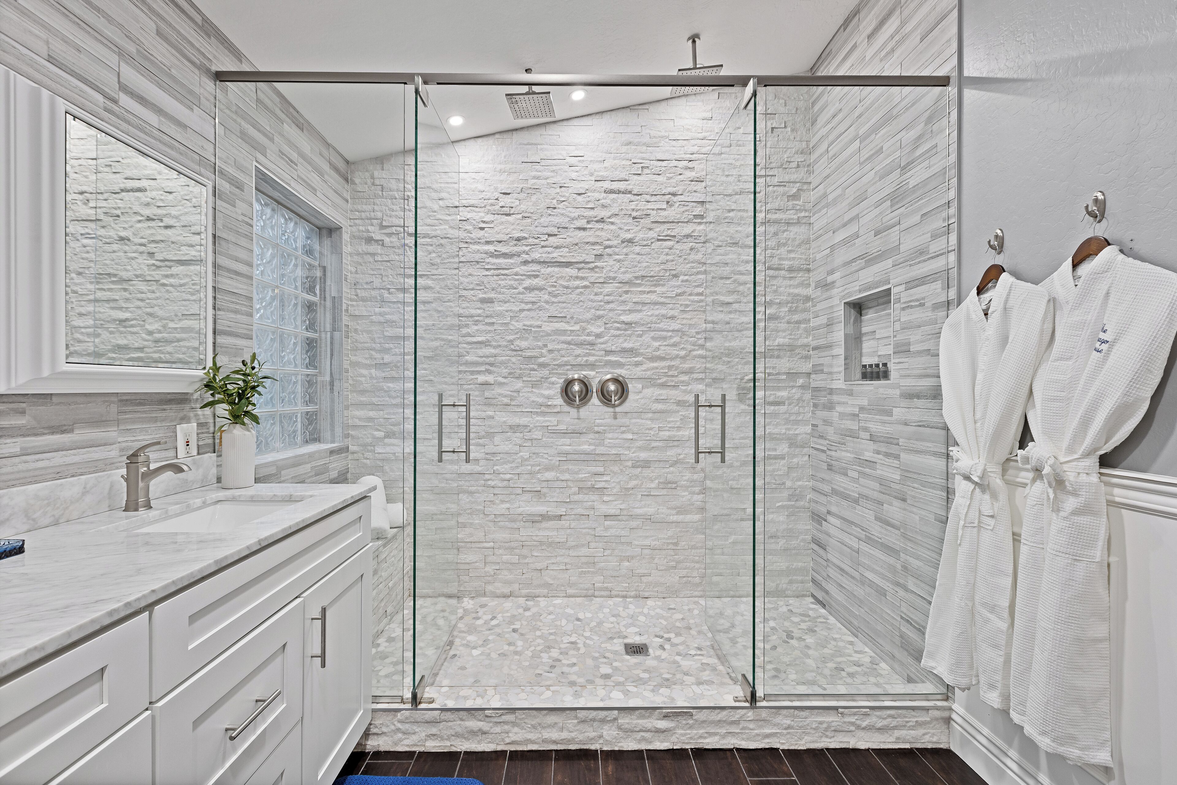 تجهيزات دش، مجففات شعر، مناشف، صابون