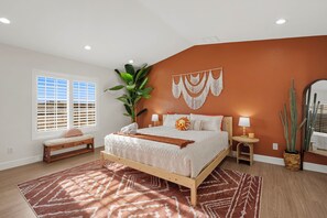 3 bedrooms, desk, iron/ironing board, free WiFi