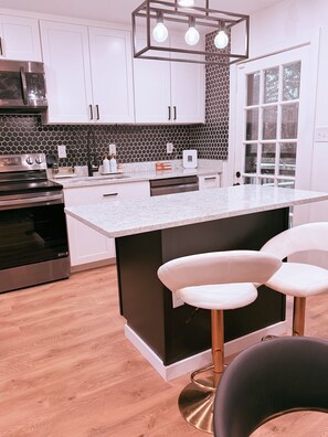 Private kitchen - Chic+Modern 4br 3 floors Gem - Near Andrews AFB & DC (Camp Springs)
