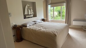 Tabla de planchar con plancha, wifi, ropa de cama