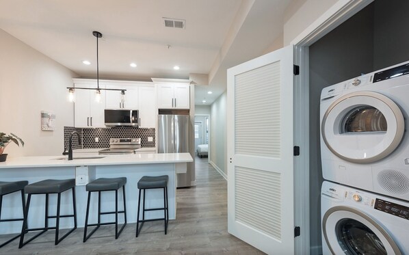 Private kitchen - Stunning 2-Bedroom Apartment near Metro (Washington)