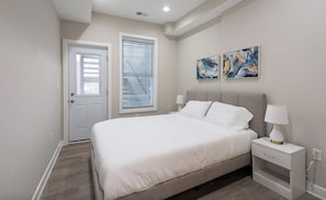 WiFi, bed sheets - Stunning 2-Bedroom Apartment near Metro (Washington)