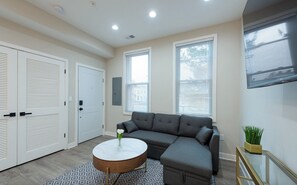 Living area - Stunning 2-Bedroom Apartment near Metro (Washington)