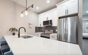 Private kitchen - Stunning 2-Bedroom Apartment near Metro (Washington)