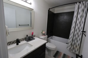 Toallas, champú y papel higiénico