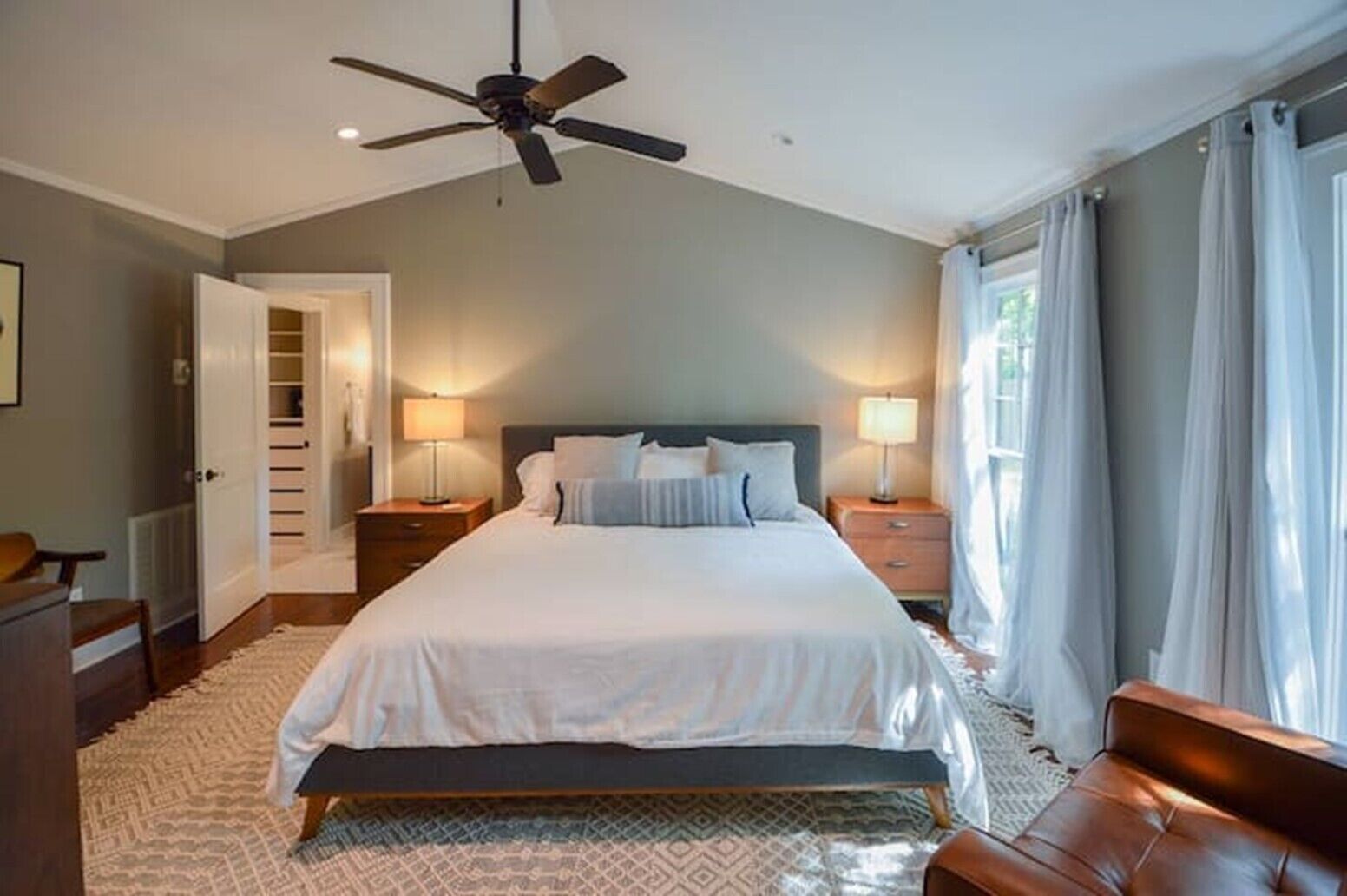 4 habitaciones, escritorio y tabla de planchar con plancha 