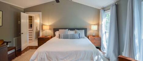 4 habitaciones, escritorio y tabla de planchar con plancha