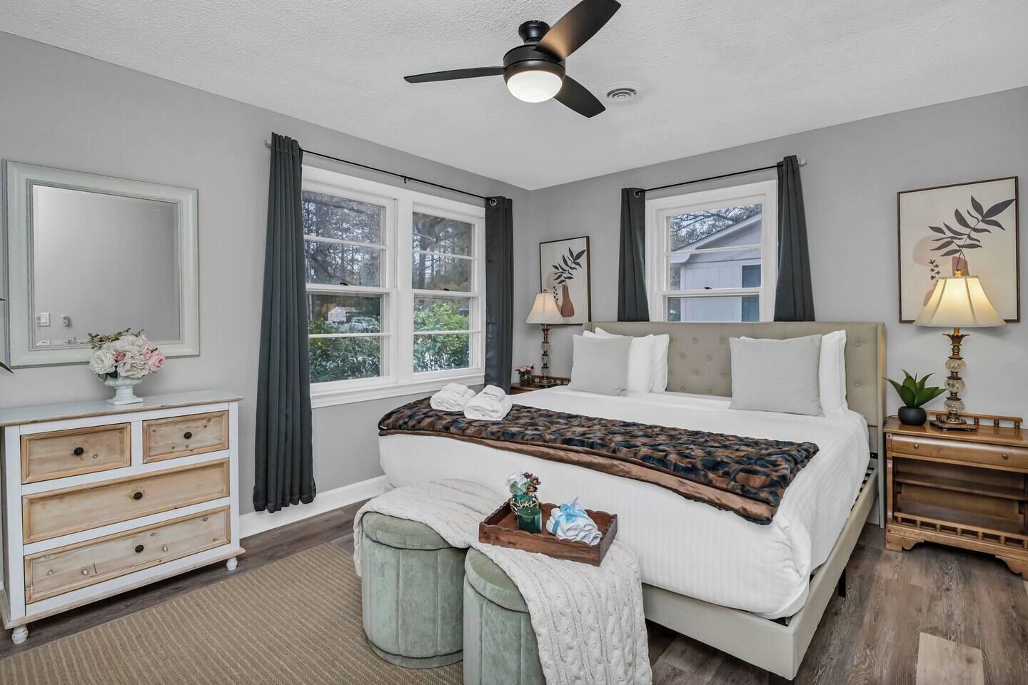 Een strijkplank/strijkijzer, wifi, beddengoed