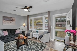 TV - Bright & Renovated 3BR Close to Downtown (Cayce)