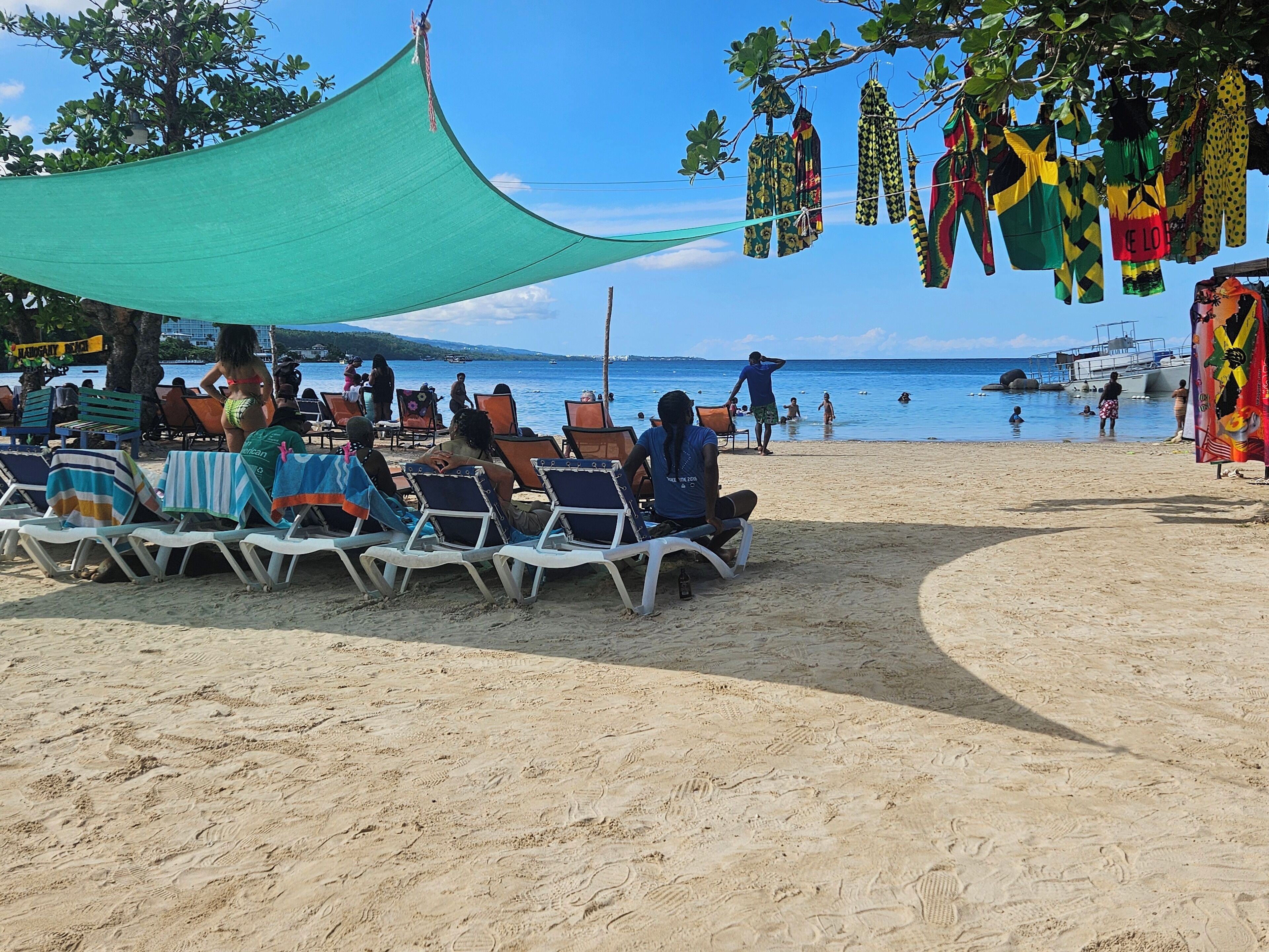 Perto da praia, espreguiçadeiras, toalhas de praia 