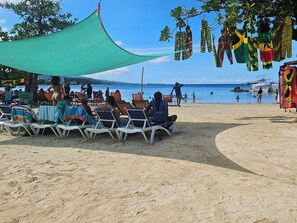 In Strandnähe, Liegestühle, Strandtücher