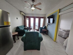 Smart TV - Seaview Condo Ocho Rios with private access to Mahogany beach (Ocho Rios)