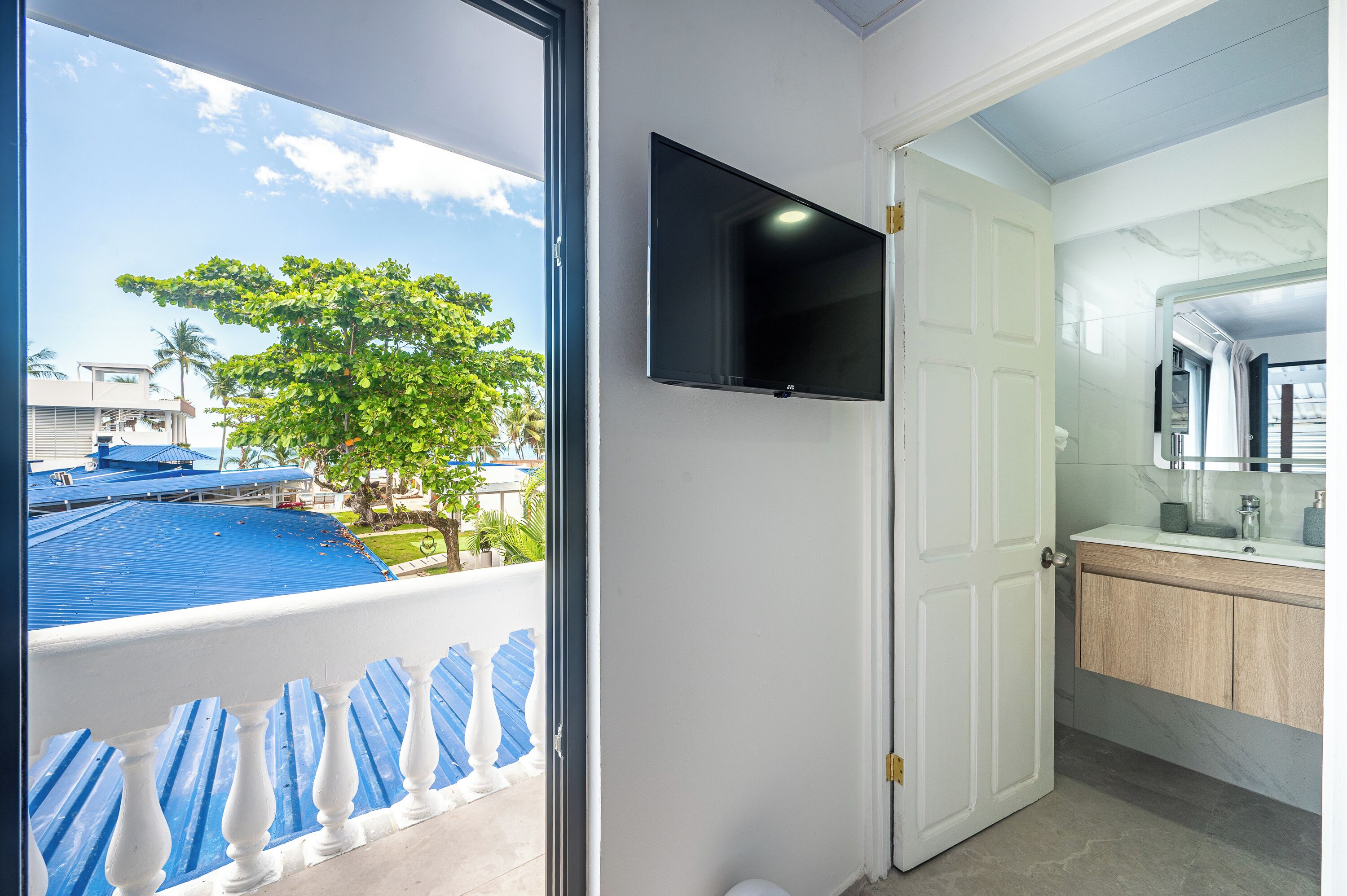 Superior Room, Balcony, Partial Sea View | Free WiFi