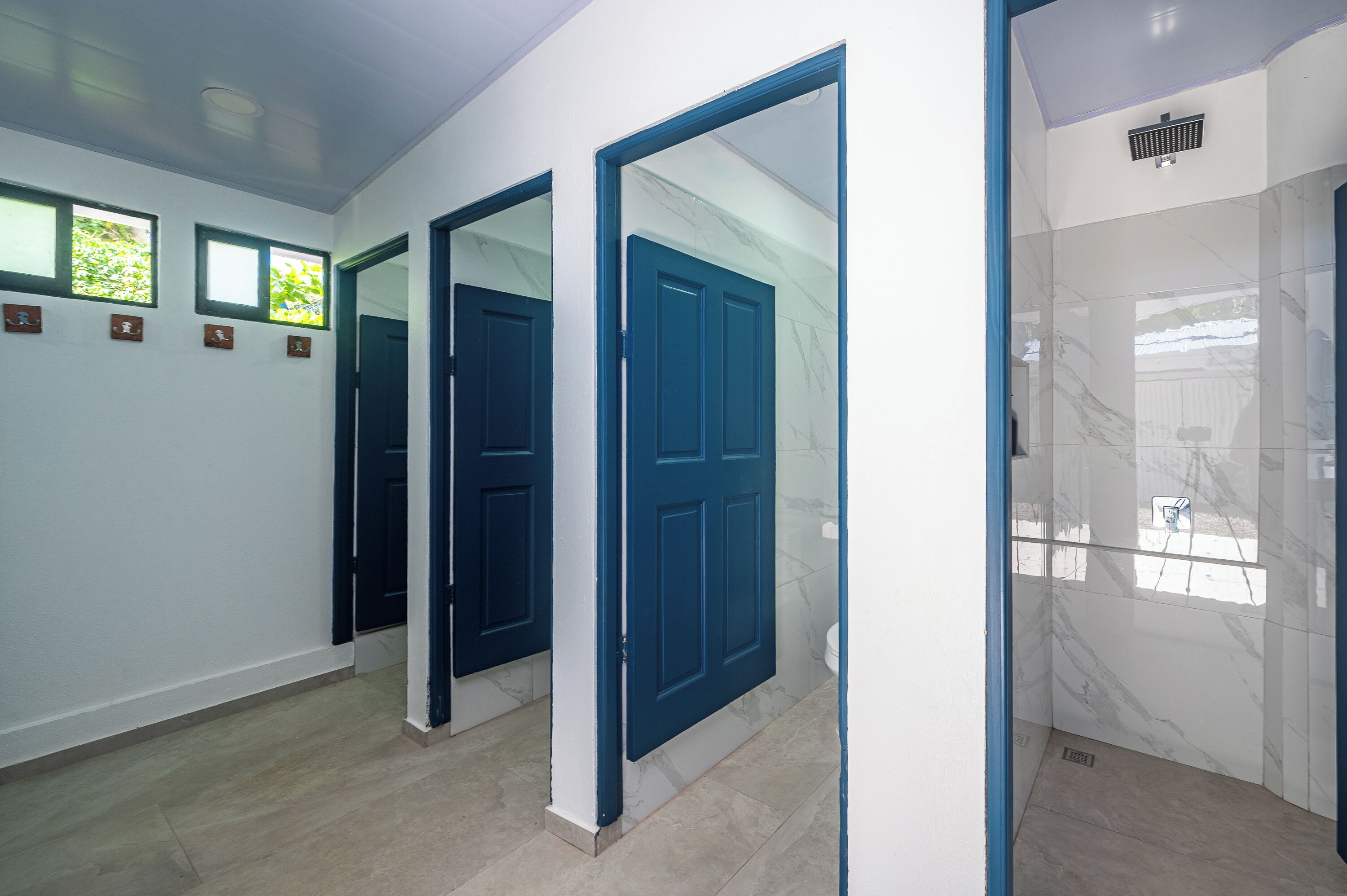 Cylindrical Room with Shared Bathroom | 浴室 | 淋浴设施、毛巾、肥皂、洗发水