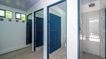 Cylindrical Room with Shared Bathroom | 浴室 | 淋浴设施、毛巾、肥皂、洗发水