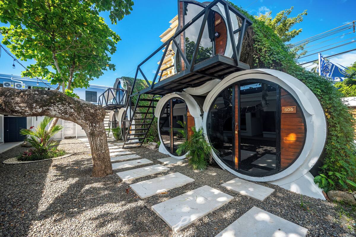 Cylindrical Room with Shared Bathroom | バスルーム | シャワー、タオル、石鹸、シャンプー