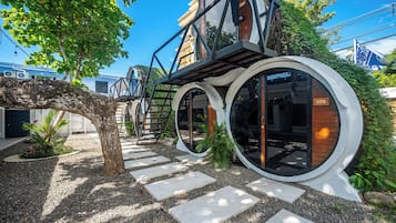 Cylindrical Room with Shared Bathroom | 浴室 | 淋浴设施、毛巾、肥皂、洗发水