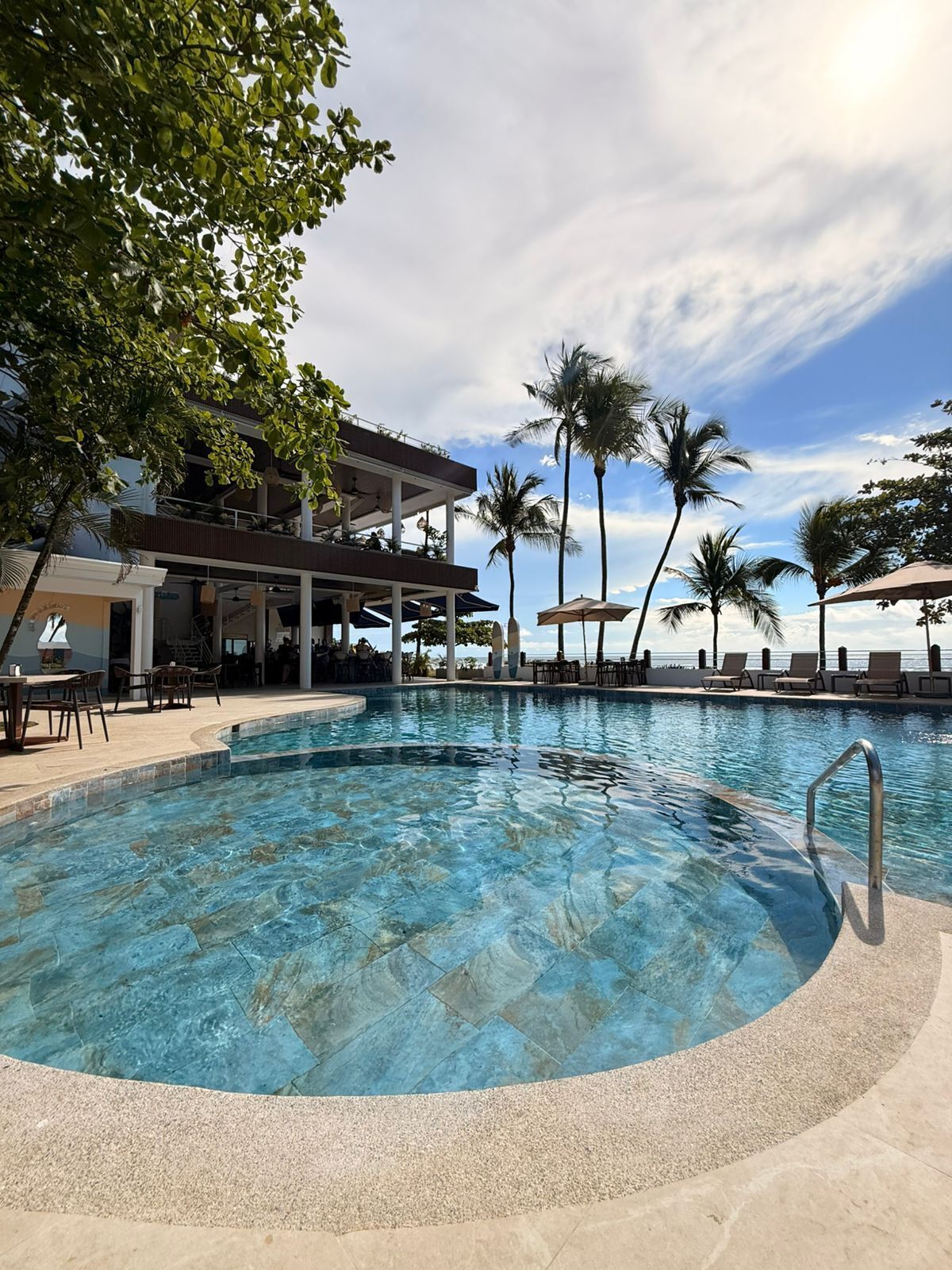 室外游泳池，08:00 至 23:00 开放，免费小屋，池畔遮阳伞