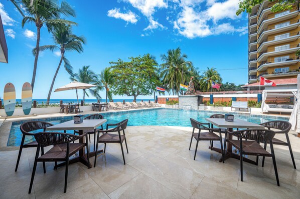 Ulkouima-allas avoinna 8.00–23.00, ilmaisia cabañoita, aurinkovarjoja