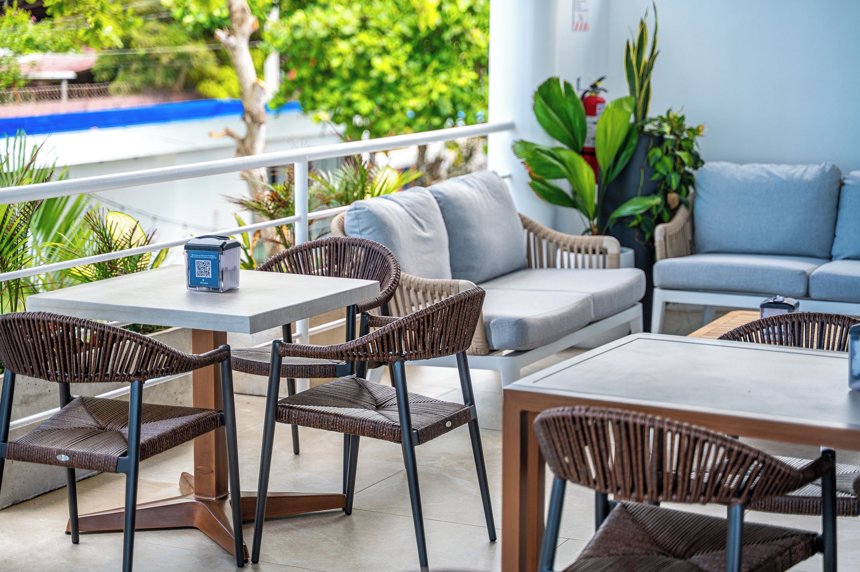 Breakfast, lunch, dinner served; beach views 