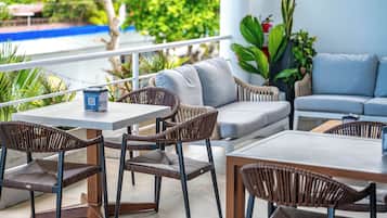 Aperto a colazione, pranzo e cena, con vista sulla spiaggia