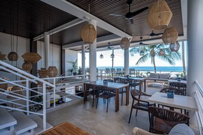 Breakfast, lunch, dinner served; beach views - Ozeano Jaco (Jacó)