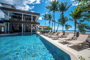 Ulkouima-allas avoinna 8.00–23.00, ilmaisia cabañoita, aurinkovarjoja