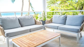 Se sirven desayunos, almuerzos y cenas; con vista a la playa