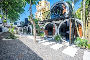 Cylindrical Room with Shared Bathroom | Bathroom | Shower, towels, soap, shampoo - Ozeano Jaco (Jacó)