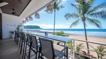 Aperto a colazione, pranzo e cena, con vista sulla spiaggia