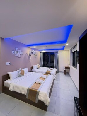 Vierbettzimmer, Balkon | Schreibtisch, kostenloses WLAN, Bettwäsche