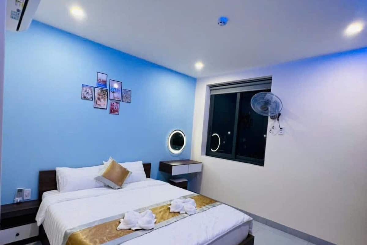 Desk, free WiFi, bed sheets