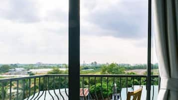 Firemannsrom, balkong | Skrivebord, wi-fi (inkludert) og sengetøy