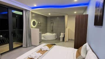 Dobbeltrom – deluxe, balkong | Skrivebord, wi-fi (inkludert) og sengetøy