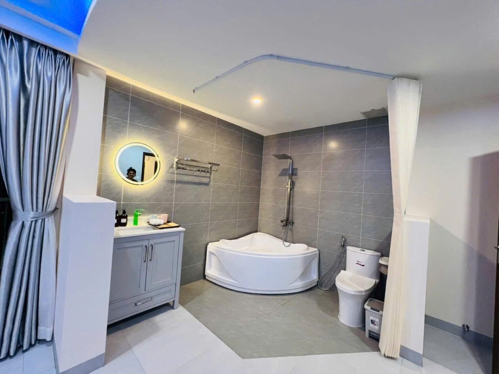 Deluxe tweepersoonskamer, balkon | Badkamer | Een douche, gratis toiletartikelen, een haardroger, pantoffels